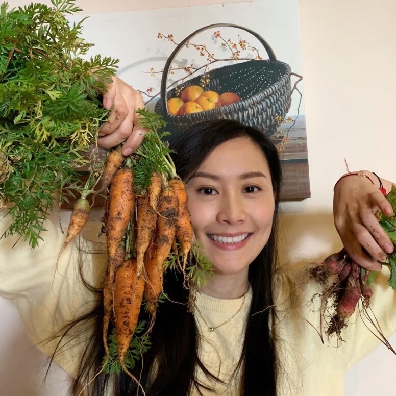 陳法拉的 IG 相簿的話，一臉緊緻白滑的她其實很愛曬太陽
