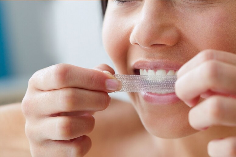 美白牙齒最主要的工具是美白劑和藍光燈，當中美白劑的成分有碳酸鹽