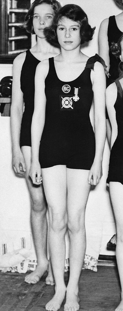 以擅長游泳聞名的英女王還曾在兒童游泳大賽上獲得過冠軍，大曬修長