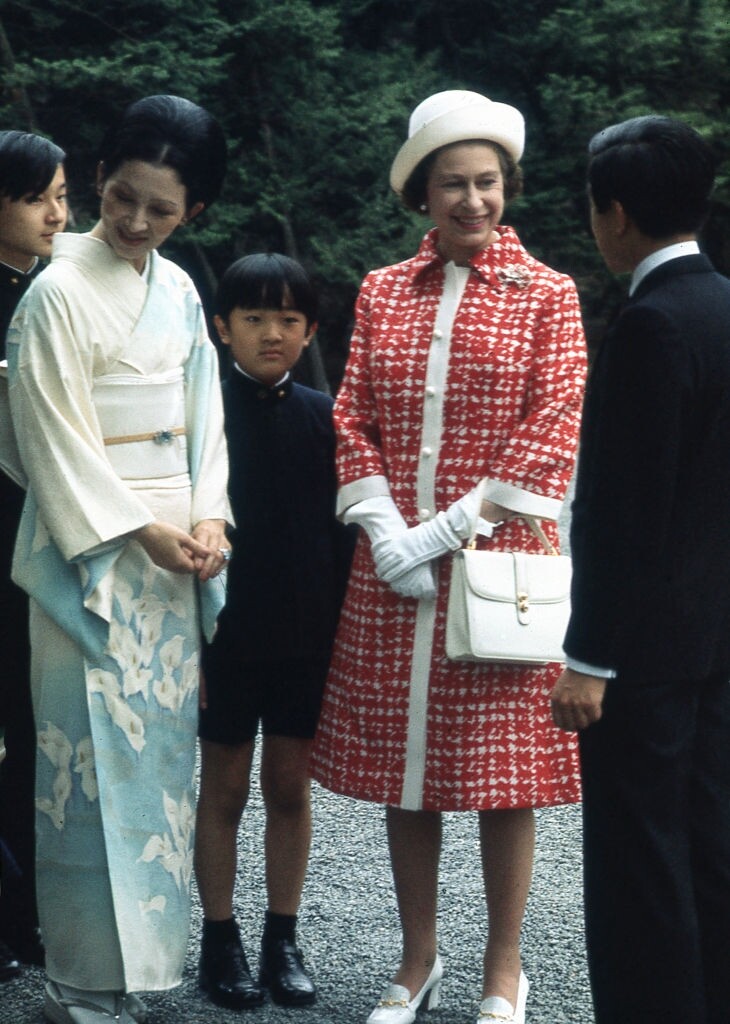 英女王訪問日本時全身搭配以代表日本國旗的紅白兩色，相當奪目吸晴