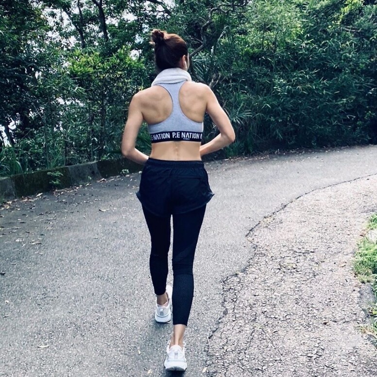 奉行"No Pain No Gain"的馬黎珈而黎姿，再忙也會抽空做運動，每晚都會堅持做200