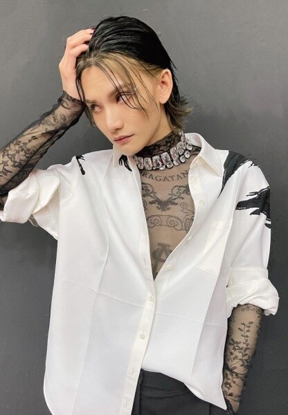 同樣適合男生中長髮髮型的，可試試這款俐落又有霸氣露額側/中分髮型