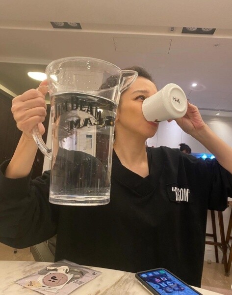 要做好保濕,除了要多飲水。徐若瑄更建護膚保養功夫要從25歲要開始做 要做好保濕,除了要多飲水。徐若瑄更建護膚保養功夫要從25歲要開始做