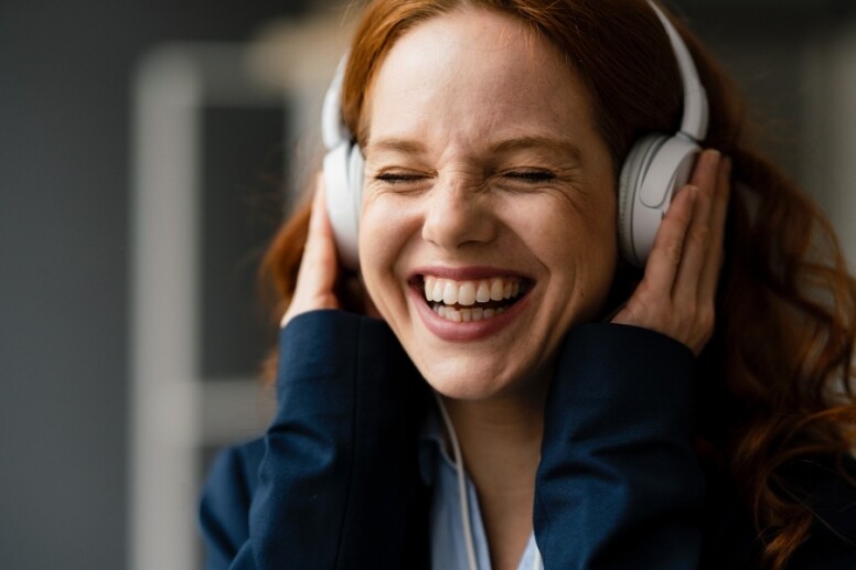 據美國心理學會研究，聽音樂有效減低壓力賀爾蒙皮質醇的濃度，令大腦