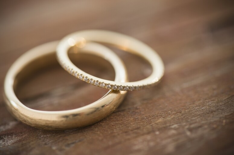 MINIMALIST: THIN AND MICRO PAVE DIAMOND BANDS 極簡主義：微密鑽石戒指環 「少即是多」的極簡主義一定會