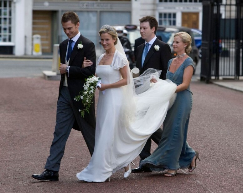英國王室Lady Rose Windsor的婚紗相當簡約，袖子的皺摺細節增點綴了純白婚紗，而