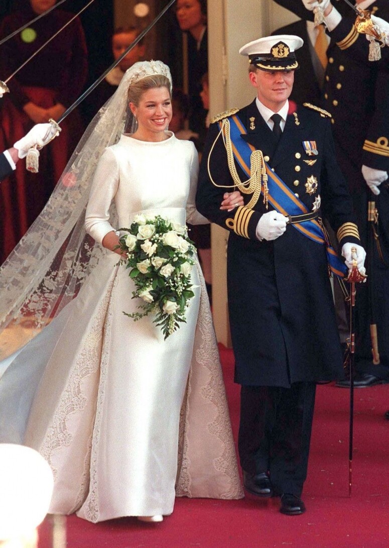 荷蘭王后Queen Máxima的冬季長袖婚紗出自Valentino，緞面婚紗簡約優雅，奢華的鑽石