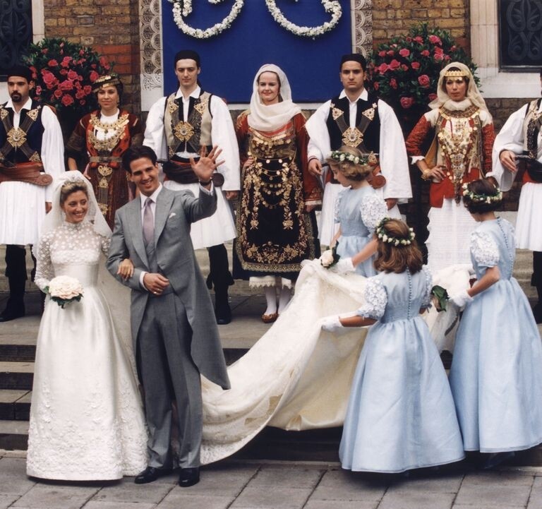 希臘瑪莉王妃Crown Princess Marie-Chantal在婚禮當日穿上Valentino的刺繡婚紗，婚紗動用多達25