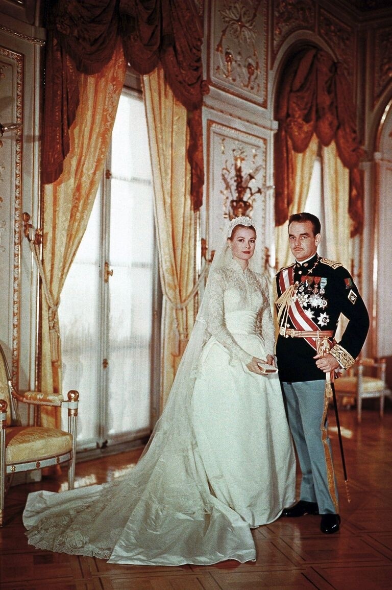 摩納哥王妃Grace Kelly的婚紗出自Helen Rose之手，採用光滑的taffeta布料製成，充滿童話