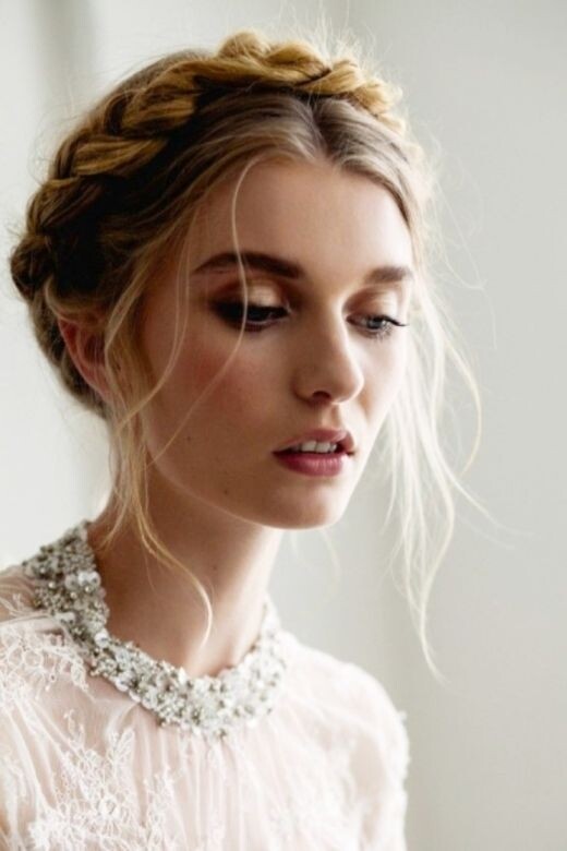 將辮子盤於頭頂，淑女氣質滿瀉。Photo:Wedding-graph.tumblr
