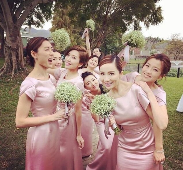 胡杏兒的姊妹團收起性感，以粉紅色修腰連身裙示人
