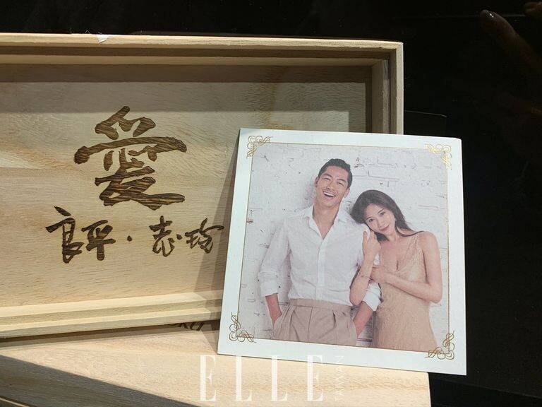 喜餅由樸實具質感的木盒裝著，內有志玲爸爸林繁男的字跡，寫著「愛、良平