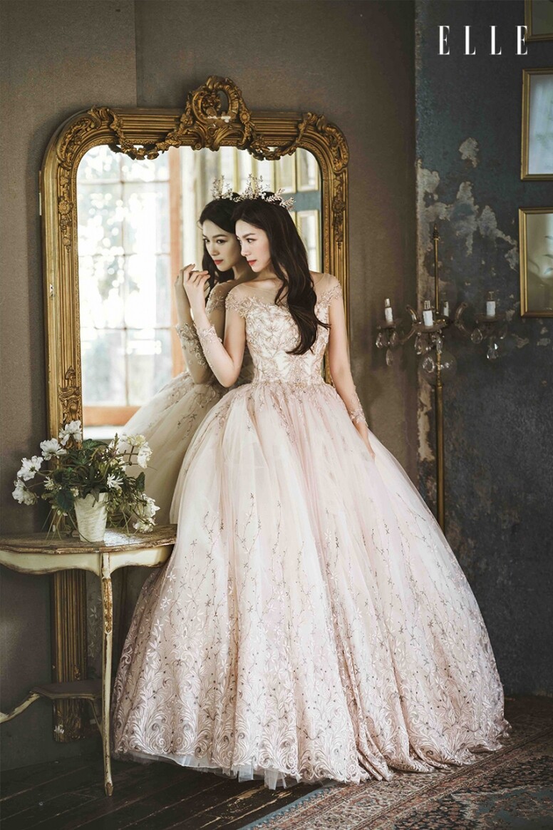 婚紗出自韓國本土設計師苟芸慧身上的婚紗復古又華麗，有公主Ball Gown，也