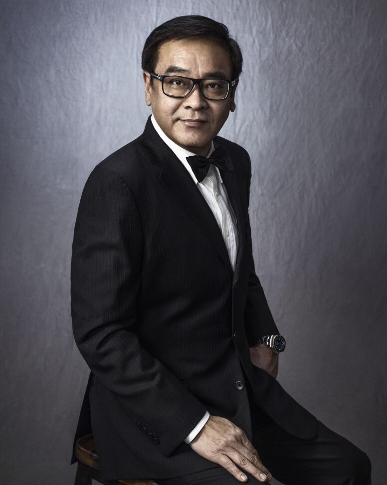 「小寶」爾冬陞可說是幕前轉戰幕後的元祖！他在中學畢業後隨即加入邵氏成為基本演員，後憑《三少爺的劍》擔正男主角並走紅，不過他卻醉心幕後製作工作，1986年首次執導《癲佬正傳》淡出幕前，1992年成立「無限影畫」電影製作公司，代表作為《新不了情》，2015年成為金像獎協會主席。