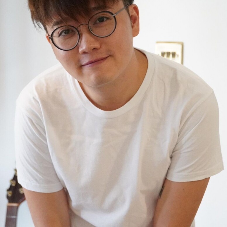 原名張裕東，童星出身，被暱稱為「東東大師」，小學及中學時期主持電視兒童年目，離開過大台又回去轉戰配音組，2014年兼任大台的報幕員，今年年初宣佈離開大台。