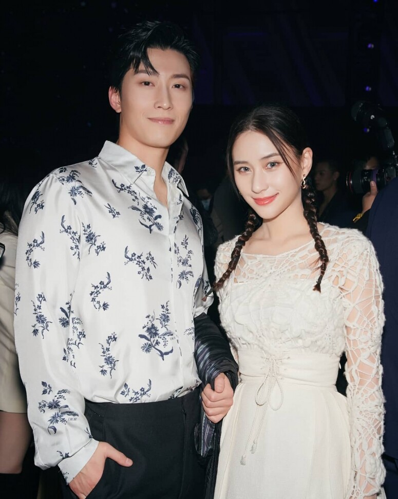 科技解決異地戀部份相思之苦。「全球最索千金」何超蓮與內地演員竇驍在