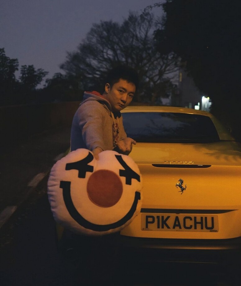 鍾培生喜歡比卡超的程度，甚至將其中一輛法拉利跑車的車牌改成「PIKACHU」，可