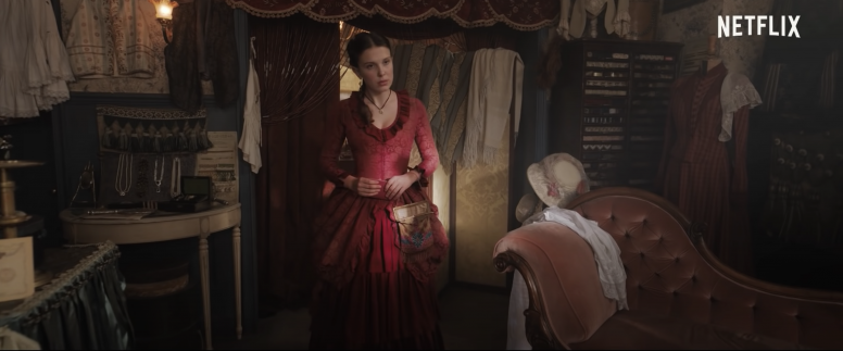Millie Bobby Brown 曾在《怪奇物語》中以平頭造型出現，她笑言：「一發現原著封面上 Enola 留