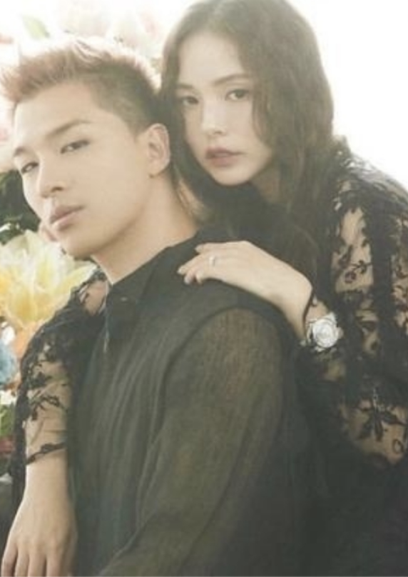 二人的婚禮在仁川舉行，太陽稱對方是「最愛的女人，是給予音樂靈感的女