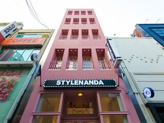 多元發展還包括時裝及妝品外的新界別。在開設實體店的同時，金素熙加