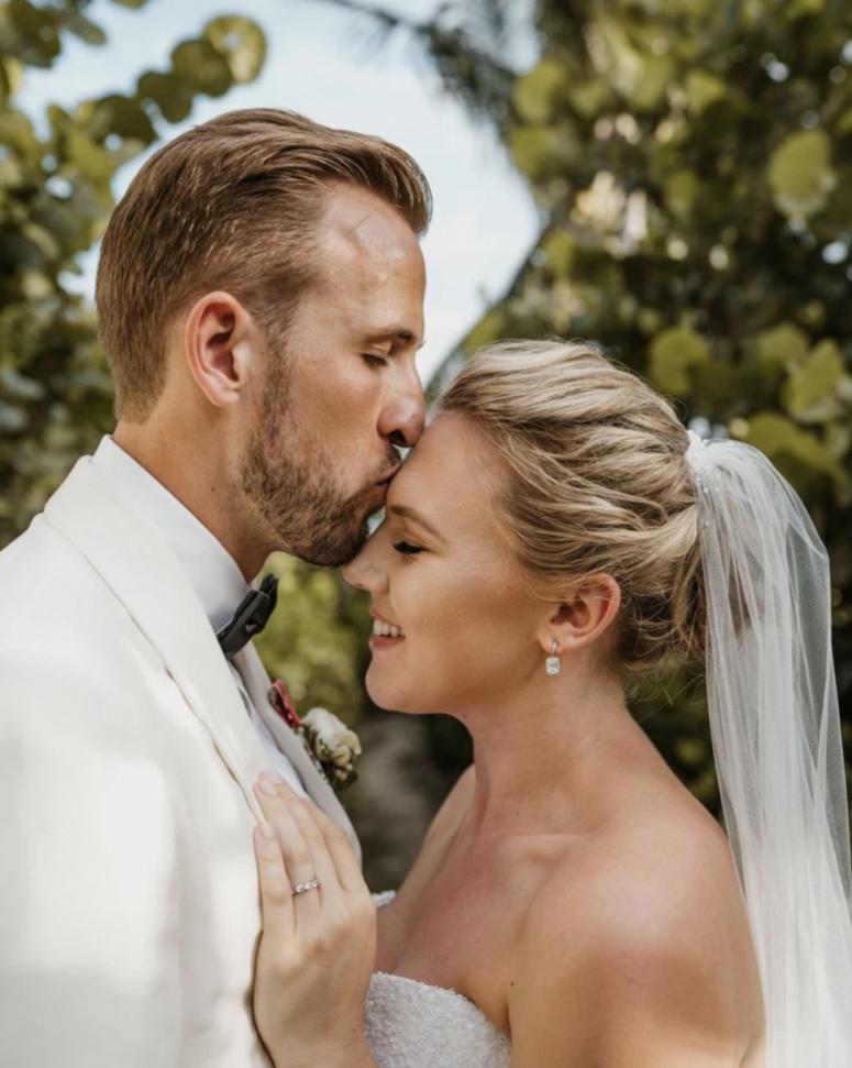 哈利簡尼在Instagram上寫道：「終於和我最好的朋友結婚了!我愛你Kate Goodland！」他以一身