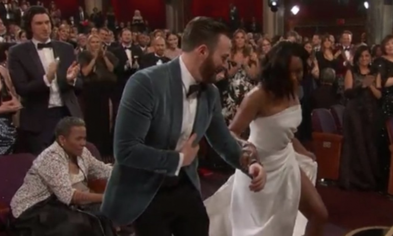 美國隊長Chris Evans「出手」救Regina