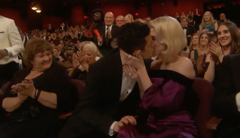 影帝Rami Malek與女朋友Lucy Boynton深情一吻