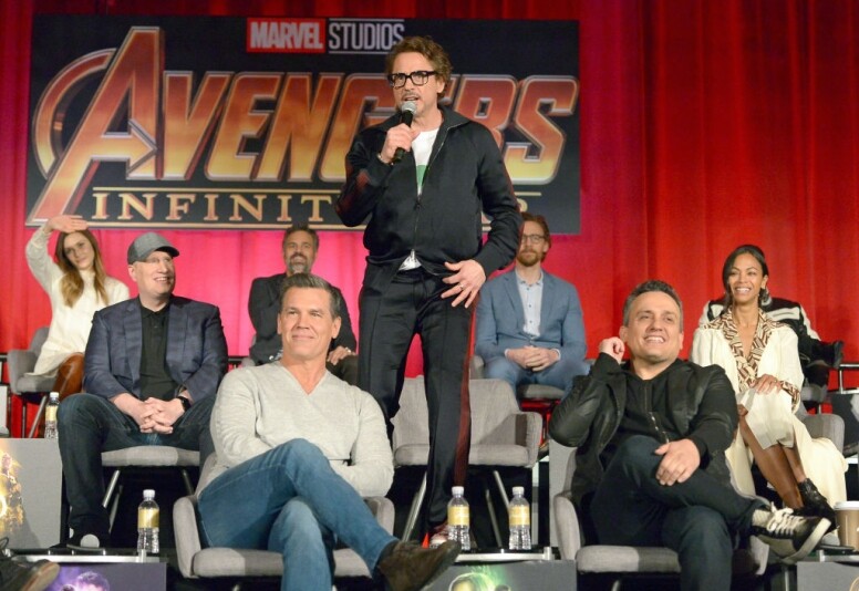 去年拍攝Marvel十週年大合照時，他都被安排坐在相片的中間位置，這是羅拔
