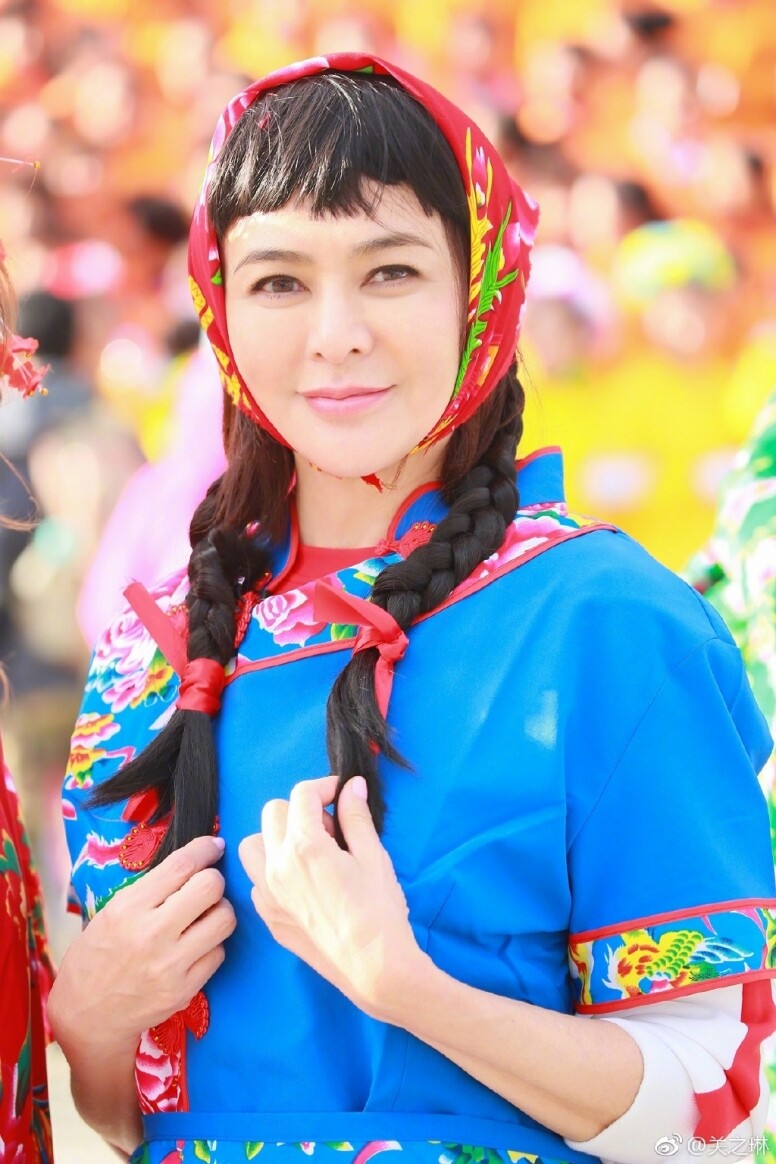 剛簽約麗的電視，她便與皮草商人文彼得相戀；在19歲那年，關之琳才初出