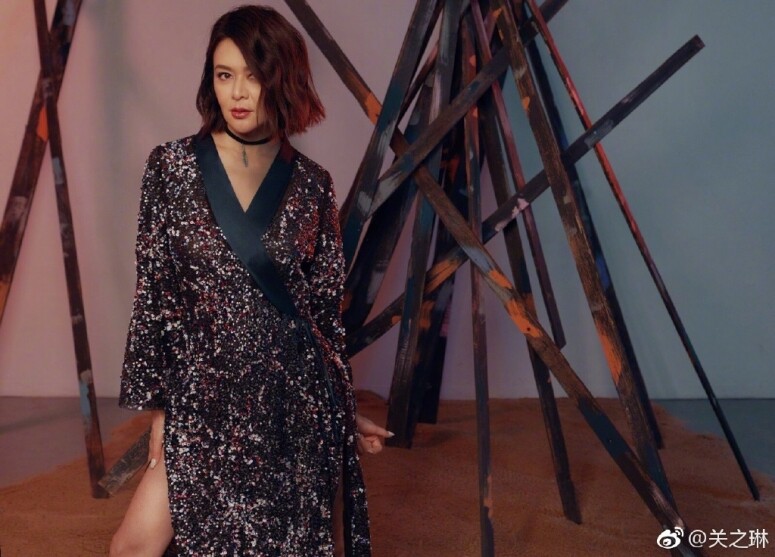 離婚的原因，是因為關之琳想在結婚後仍可外出拍戲，但受到丈夫反對，因