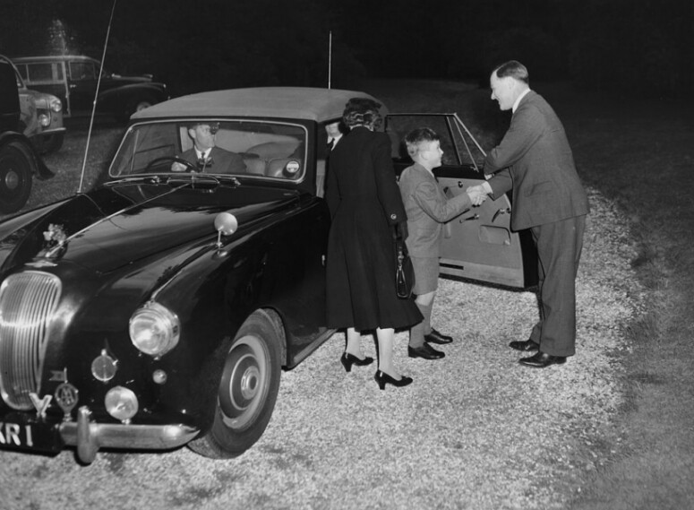 時光倒流60年，網民又找到Charlotte公主的公公查理斯王子於1957年9月上學去的照片