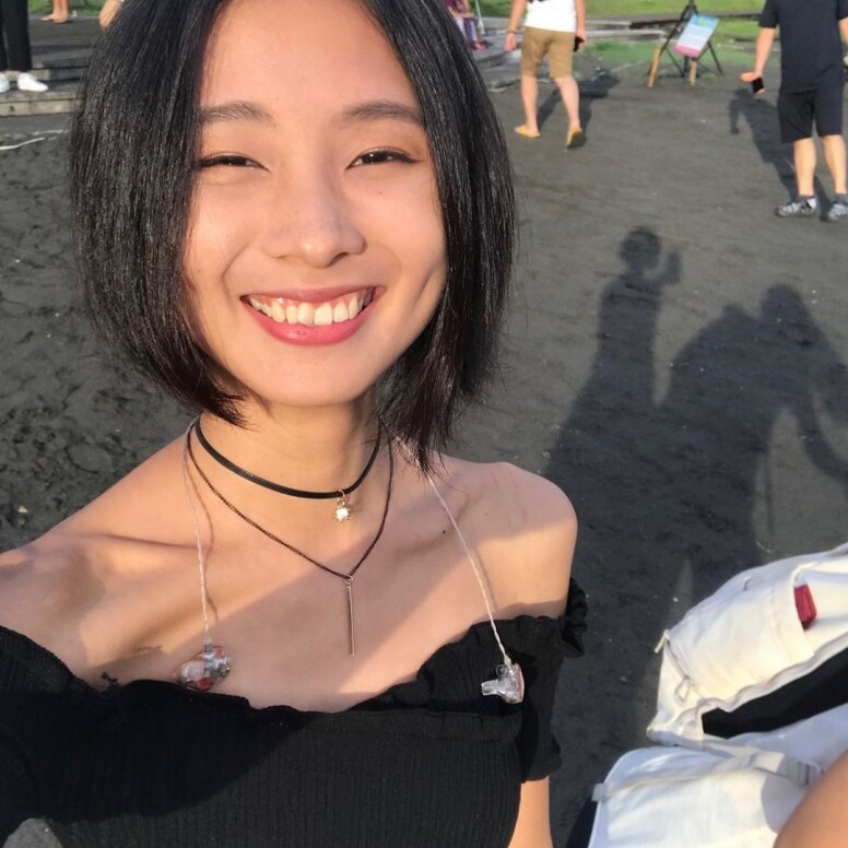 陳忻玥於參賽前已經不時於Youtube發佈唱歌的短片，加上她又會於餐廳駐唱