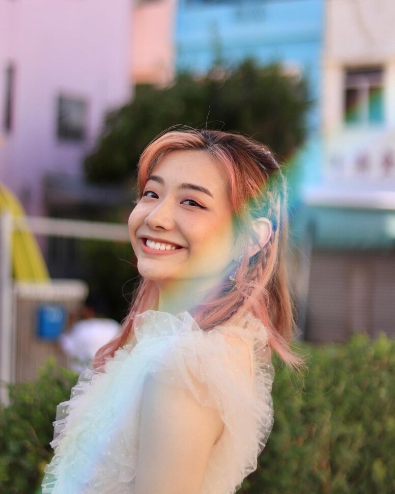 Sinne本身是樂隊「晚安莉莉」的主音，本身亦有不俗外表，將頭髮染成粉紅色的