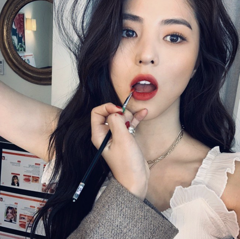 小三在自卑的人夫身邊，只需要演活一個嬌柔脆弱的小女人，或者，呂多景