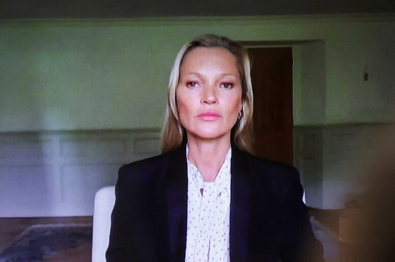 Amber曾於證供中表示，因為想起Johnny Depp曾推前女友Kate Moss 落樓梯的傳聞，因而驚