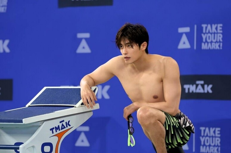 演員成勛曾是游泳選手,運動員生涯14年。成勛2002年參加MBC全國游泳大賽 演員成勛曾是游泳選手,運動員生涯14年。成勛2002年參加MBC全國游泳大賽