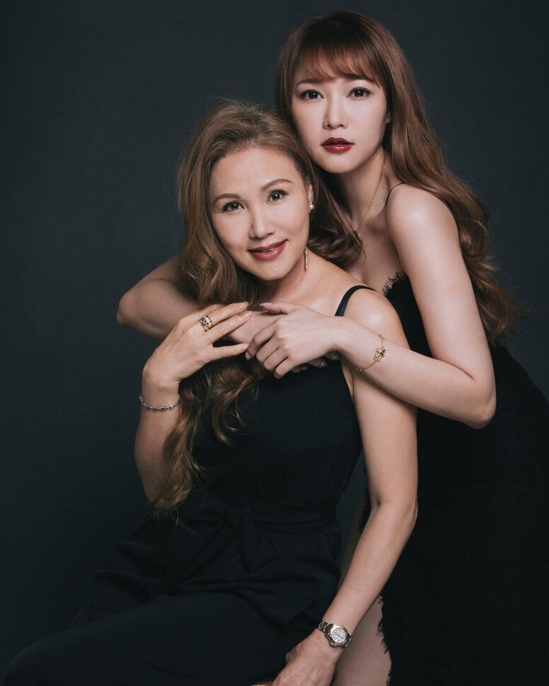 模特兒出身的Lilian Kan簡幗儀有「香港最美時裝設計師」之稱，近年晉身女神級