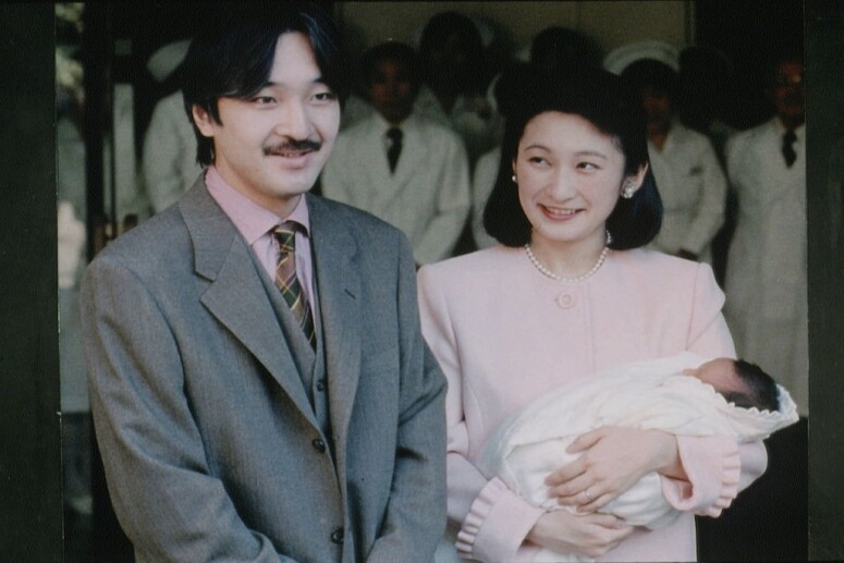 鬥基因、鬥結婚先後、鬥老婆討喜程度,文仁都稍勝一籌。不過說到底,王室宮 鬥基因、鬥結婚先後、鬥老婆討喜程度,文仁都稍勝一籌。不過說到底,王室宮