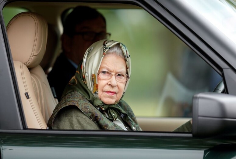 太有型了！女王仍能駕馭汽車。2017年女王曾被拍到駕駛一台Jaguar從教堂回宮