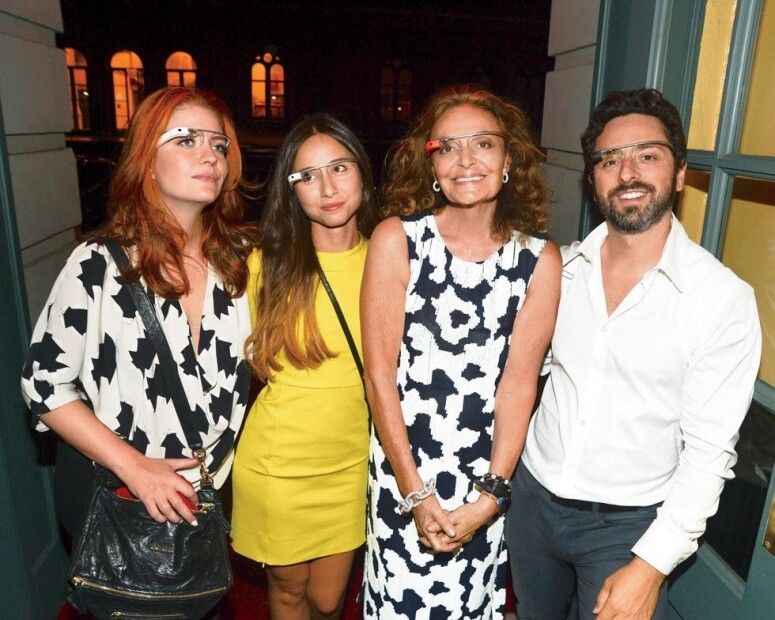 跟設計師Diane von Furstenberg（右二）、Google創辦人Sergey Brin合照。左二就是Amanda。不過，在2015年，Sergey Brin正