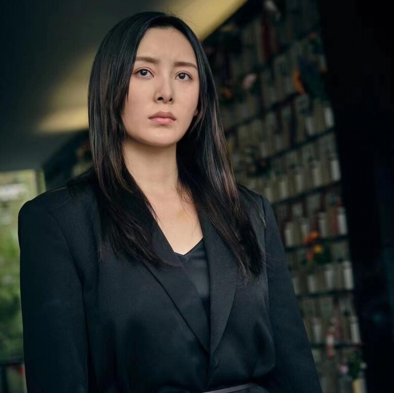 Jeana在4年前加盟英皇娛樂，主力於內地發展，本身在北京出生的Jeana近年參