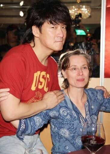 周華健於1985年於駐唱的民歌餐廳與來自美國的妻子康粹蘭邂逅 周華健於1985年於駐唱的民歌餐廳與來自美國的妻子康粹蘭邂逅