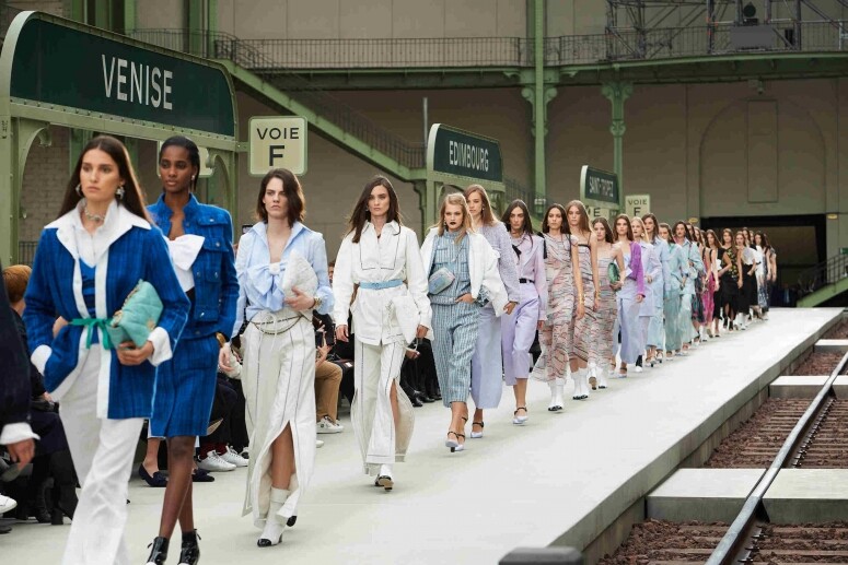 Chanel 2020 度假系列一如以往地巴黎大皇宮進行。現場陳設成火車站場景，全因