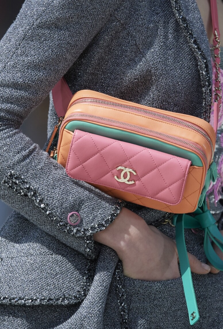 另一不可不提的是 Chanel Camera bag，近年品牌的相機袋設計賞心悅目，這種粉色組