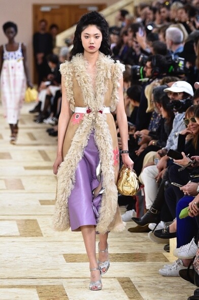Miu Miu時裝騷也有金屬色皮革clutch，但襯法不會予人像闊太的錯覺，反而為一