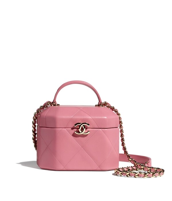 Chanel Vanity Case手袋向來受歡迎，不像經典的圓角四方形款，這款皮革製的Chanel Vanity Case