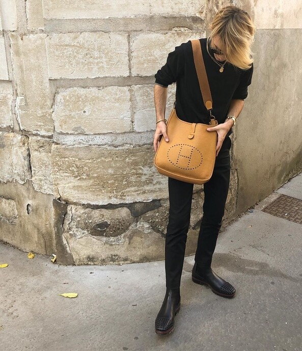 Hermès Evelyne III 29甚少在香港女士身上出現，不過這款隨性簡約的設計深得外