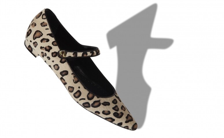 另一Manolo Blahnik 平底鞋王牌當選搭帶鞋，一看就知舒適好穿的外型，輕巧得來帶
