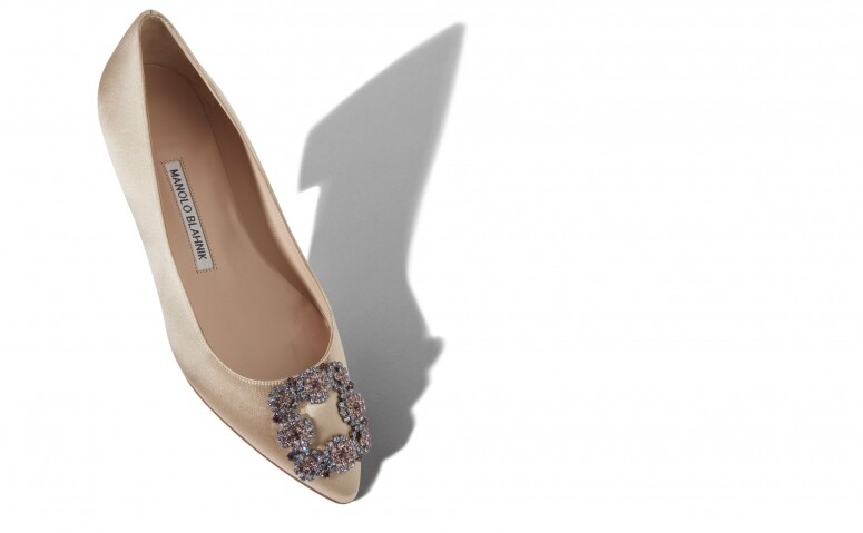 被《色慾都市》Carrie Bradshaw捧紅的Manolo Blahnik，平底鞋也絕對時尚吸引。經典的閃石飾方釦
