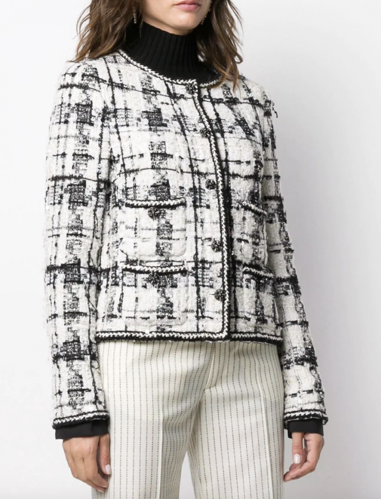 這款來自Chanel Pre-Owned的單排釦Tweed jacket是大約2006年的款式，黑白色是經典的二手